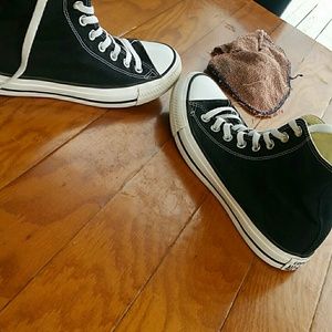 Size 8.5 women's or men's converse